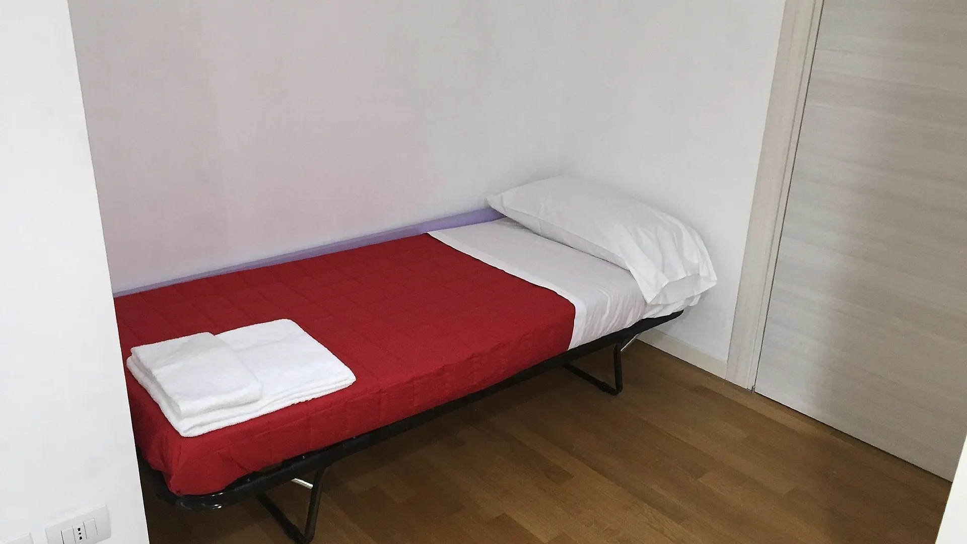 Red Line Apartments Milano 0*,
